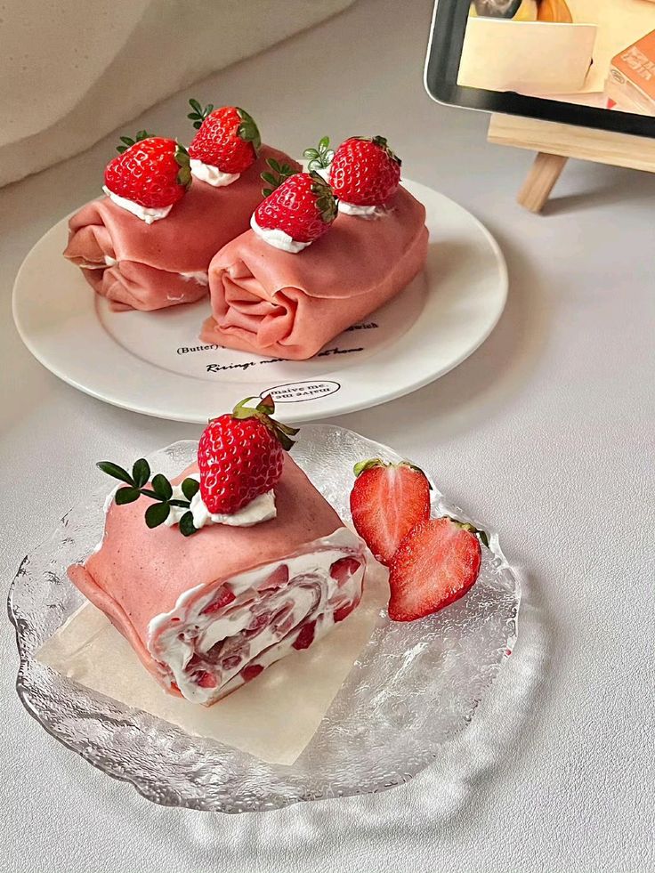 Crepe Cuộn Dâu Tây